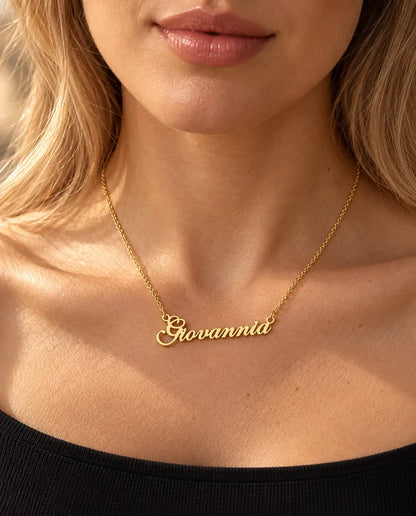 Namnhalsband i 925 Sterling Silver - i guld, buret av en modell