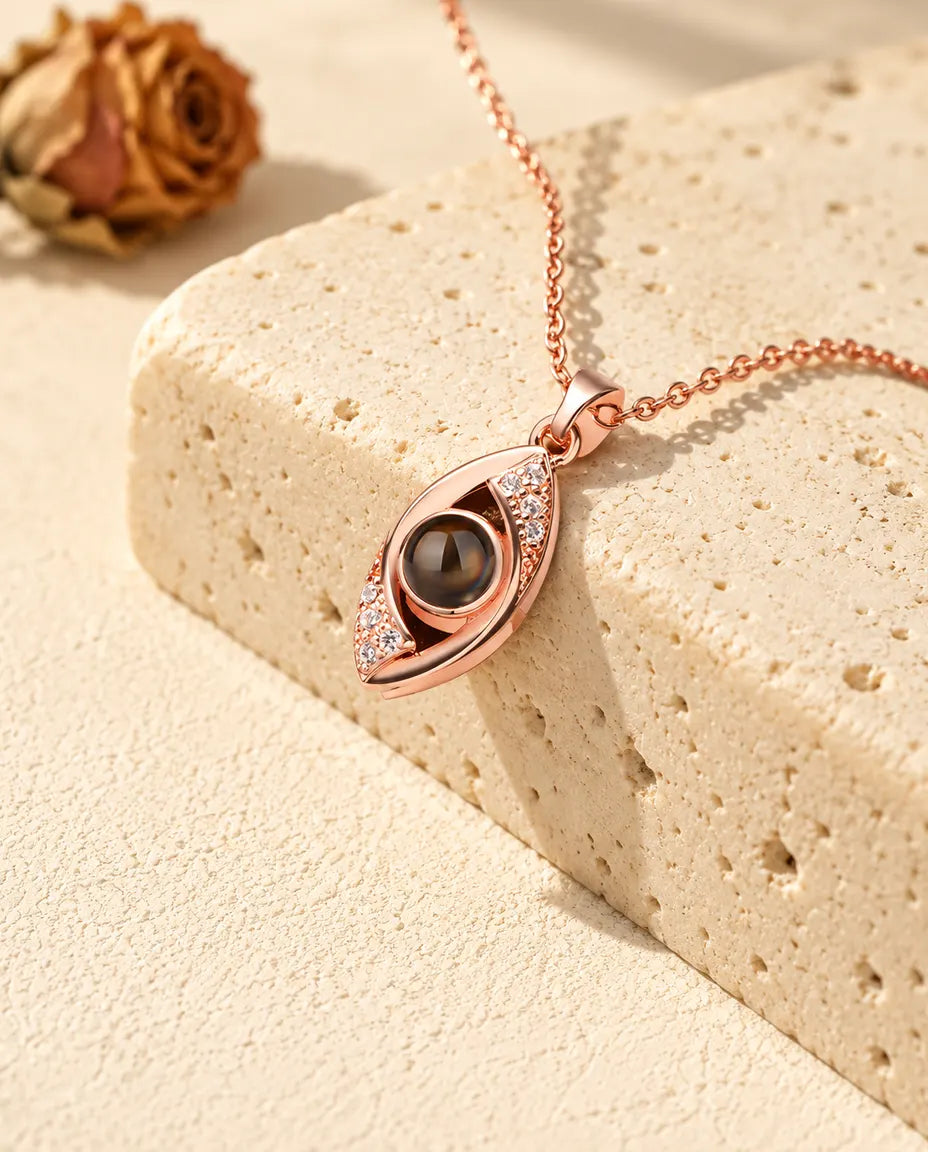 Roséguldfärgat halsband med onda ögat och ögonlock infattade med zirkonia