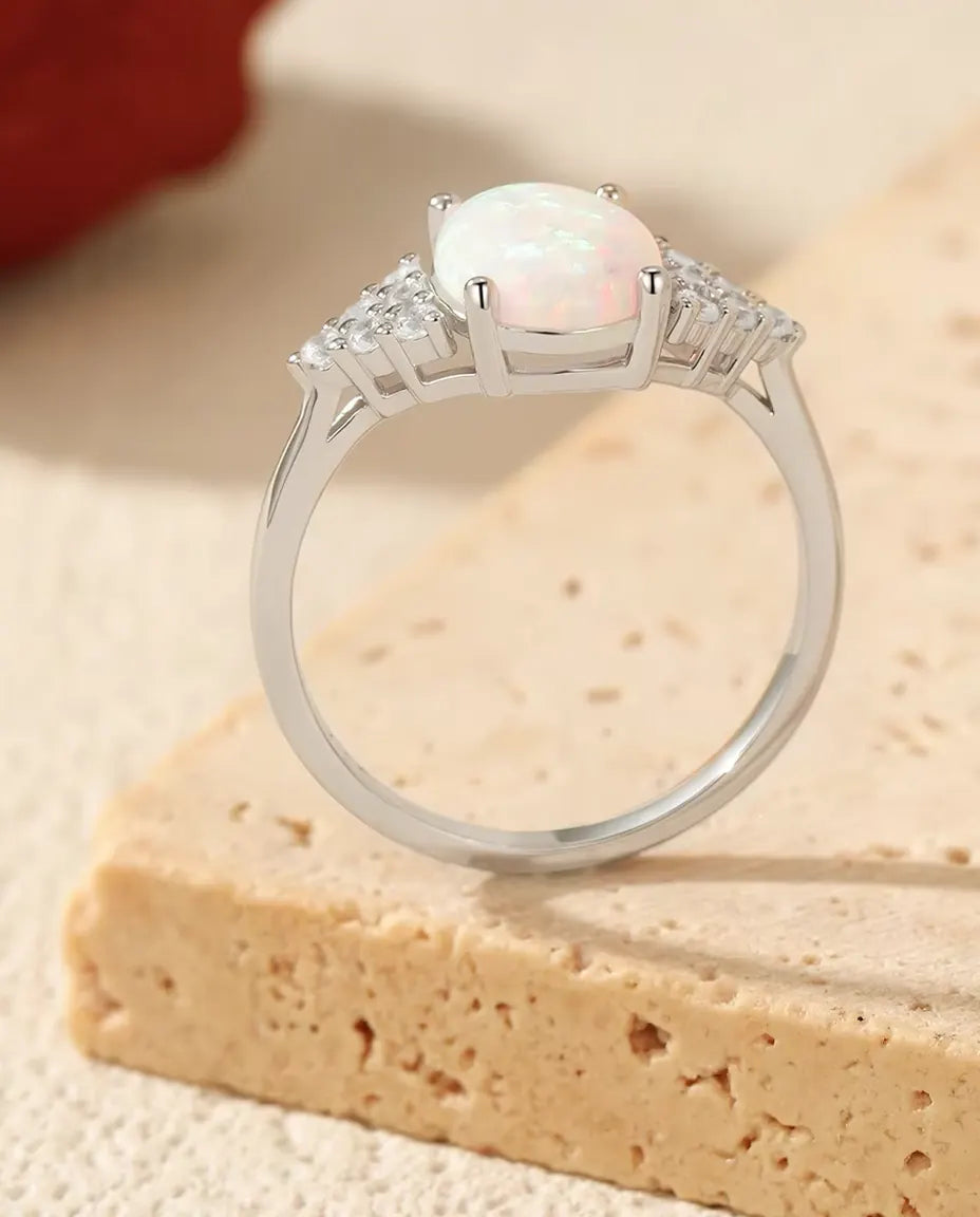 Opalring Oval - vit opal 7 x 9 mm med pavéaxlar, storlek 5 till 9, 925 sterling silver