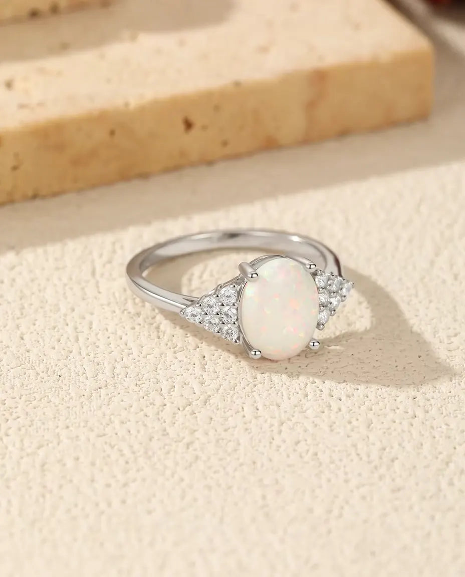 Opalring Oval - vit opal 7 x 9 mm med pavéaxlar, storlek 5 till 9, 925 sterling silver