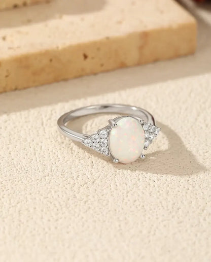 Opalring Oval - vit opal 7 x 9 mm med pavéaxlar, storlek 5 till 9, 925 sterling silver