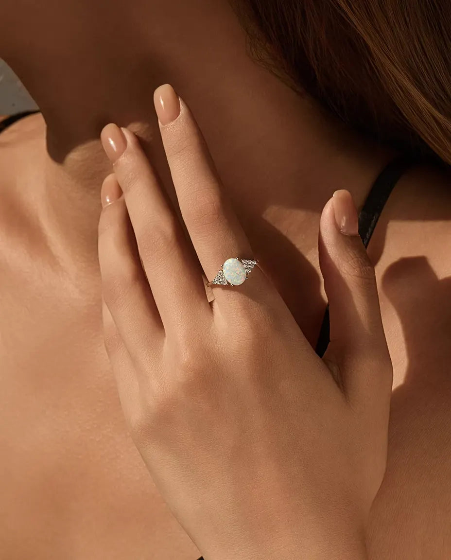 Opalring Oval - vit opal 7 x 9 mm med pavéaxlar, storlek 5 till 9, 925 sterling silver
