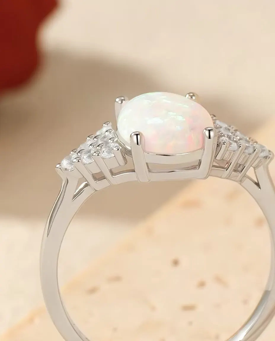 Opalring Oval - vit opal 7 x 9 mm med pavéaxlar, storlek 5 till 9, 925 sterling silver