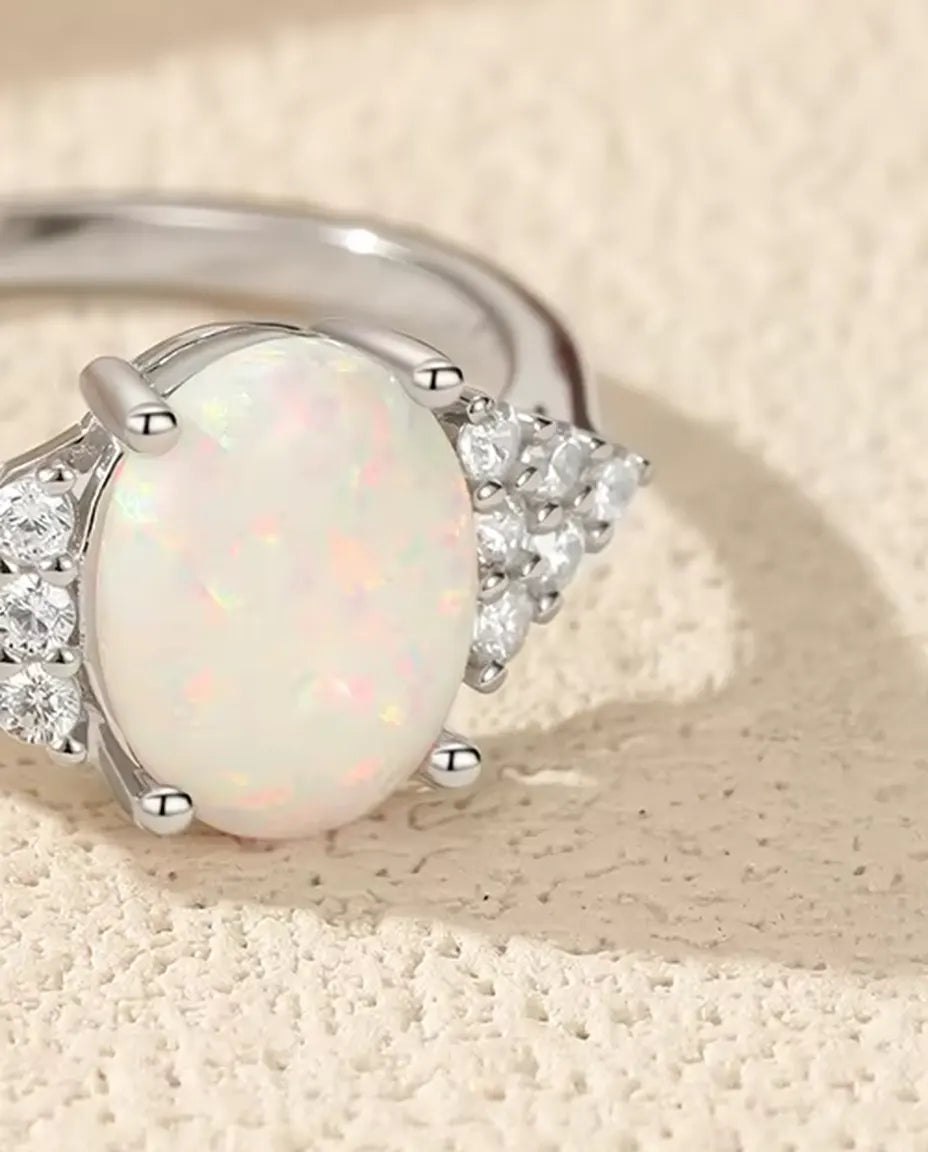 Opalring Oval - vit opal 7 x 9 mm med pavéaxlar, storlek 5 till 9, 925 sterling silver