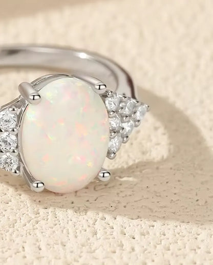 Opalring Oval - vit opal 7 x 9 mm med pavéaxlar, storlek 5 till 9, 925 sterling silver