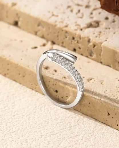 Öppen Moissanite Ring i 925 Sterlingsilver - på kanten av en travertinplatta