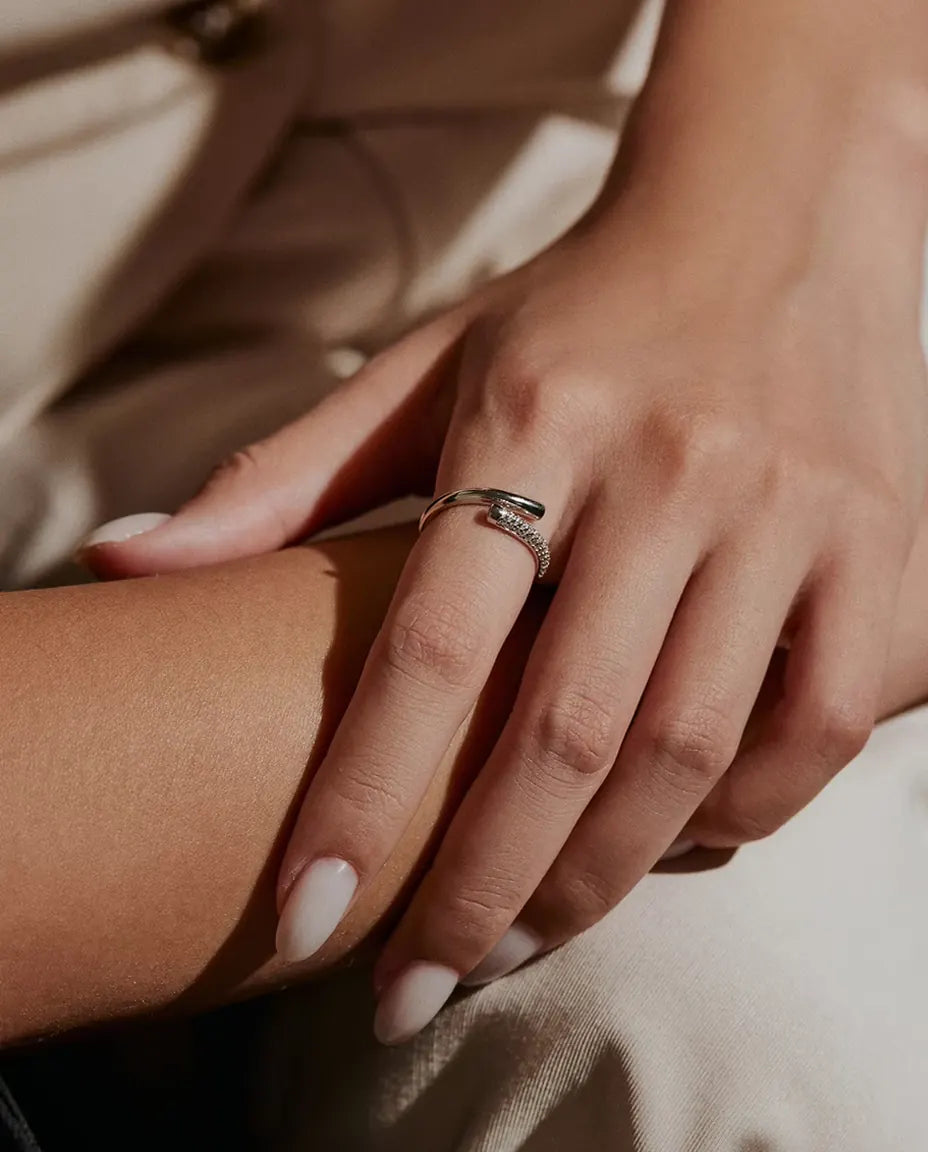 Öppen Moissanite Ring i 925 Sterlingsilver - buren på en modells finger, närbild