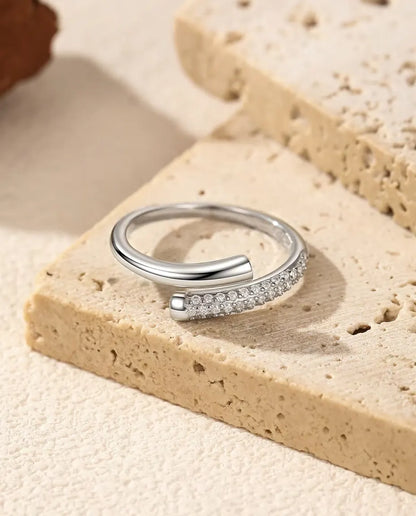 Öppen Moissanite Ring i 925 Sterlingsilver - liggande på en travertinplatta