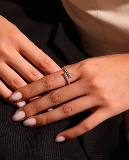 Öppen Moissanite Ring i 925 Sterlingsilver - buren på en modells hand