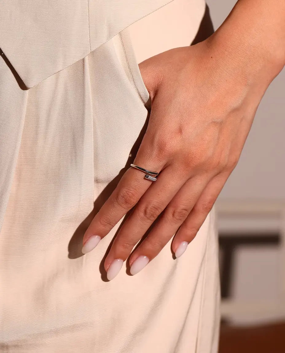 Öppen Moissanite Ring i 925 Sterlingsilver - buren på en hand vid höften