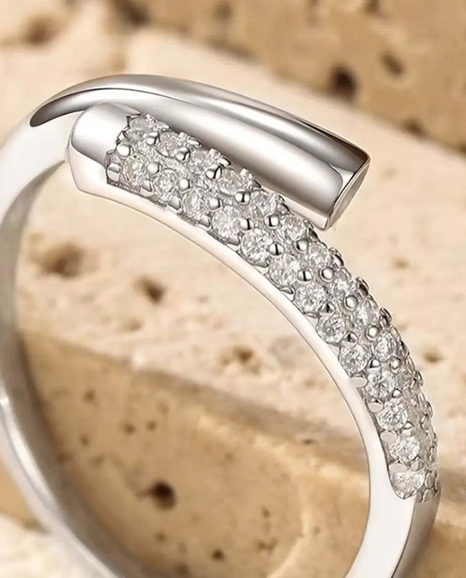 Öppen Moissanite Ring i 925 Sterlingsilver - närbild av de två raderna med moissaniter