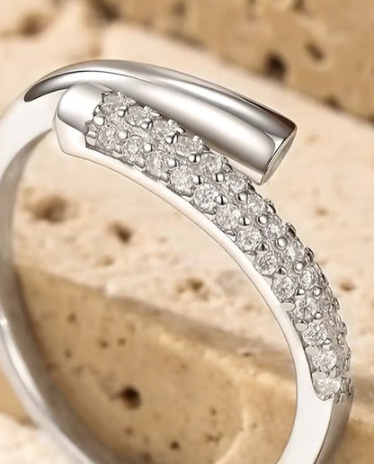 Öppen Moissanite Ring i 925 Sterlingsilver - närbild av de två raderna med moissaniter