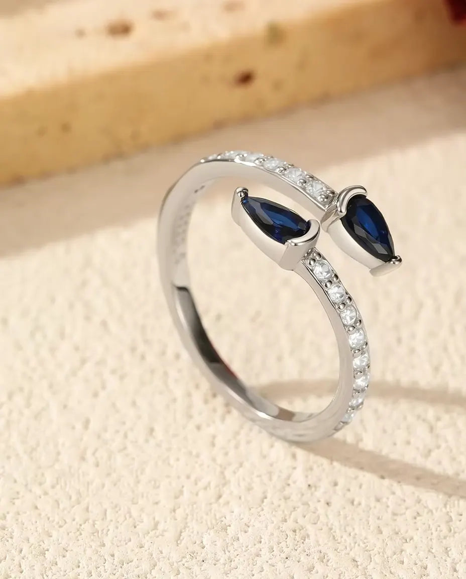 Öppen Ring med Blå Droppar - två stenar i droppslipning på öppen pavéskena, 925 silver, justerbar