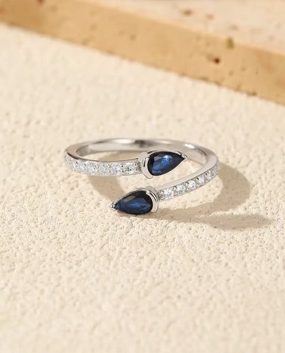 Öppen Ring med Blå Droppar - två stenar i droppslipning på öppen pavéskena, 925 silver, justerbar