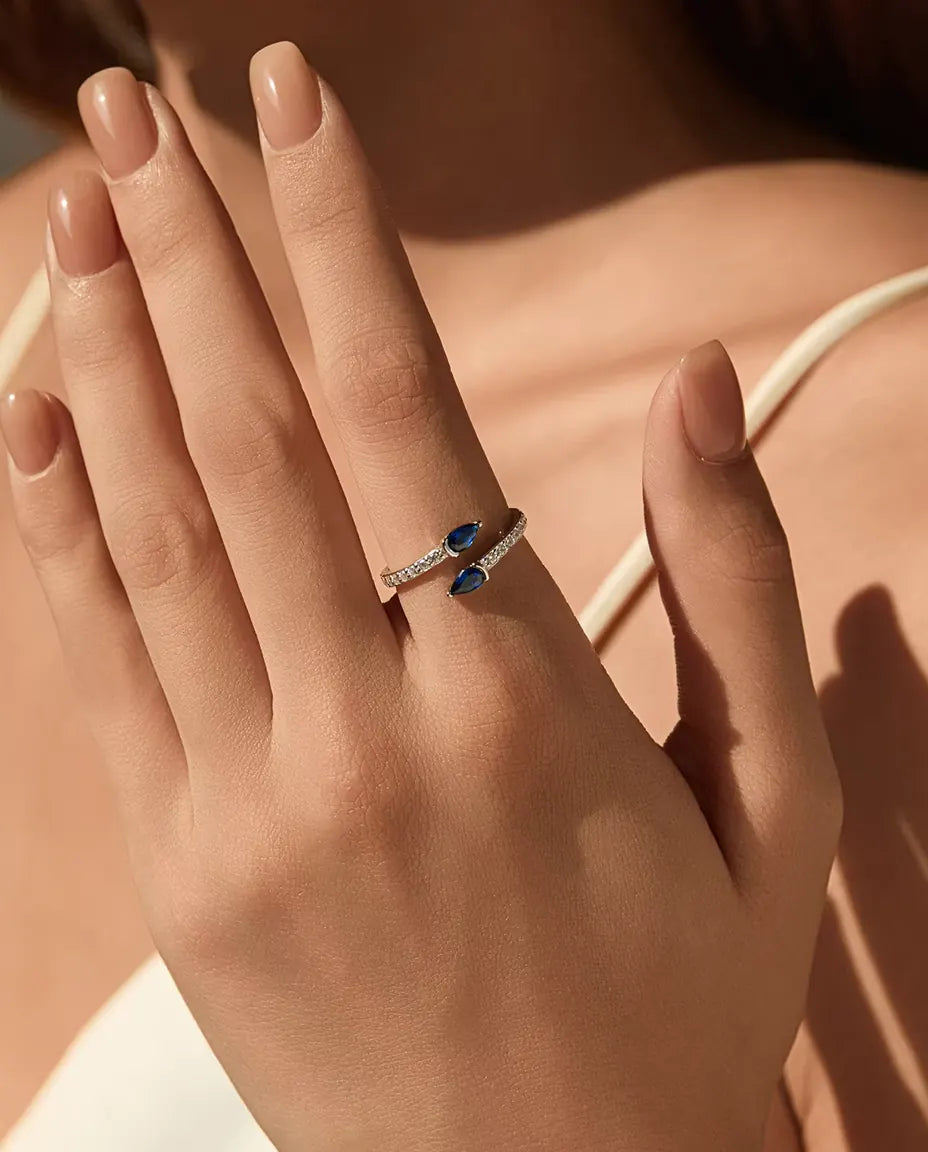 Öppen Ring med Blå Droppar - två stenar i droppslipning på öppen pavéskena, 925 silver, justerbar