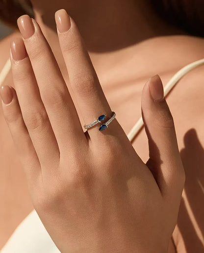 Öppen Ring med Blå Droppar - två stenar i droppslipning på öppen pavéskena, 925 silver, justerbar