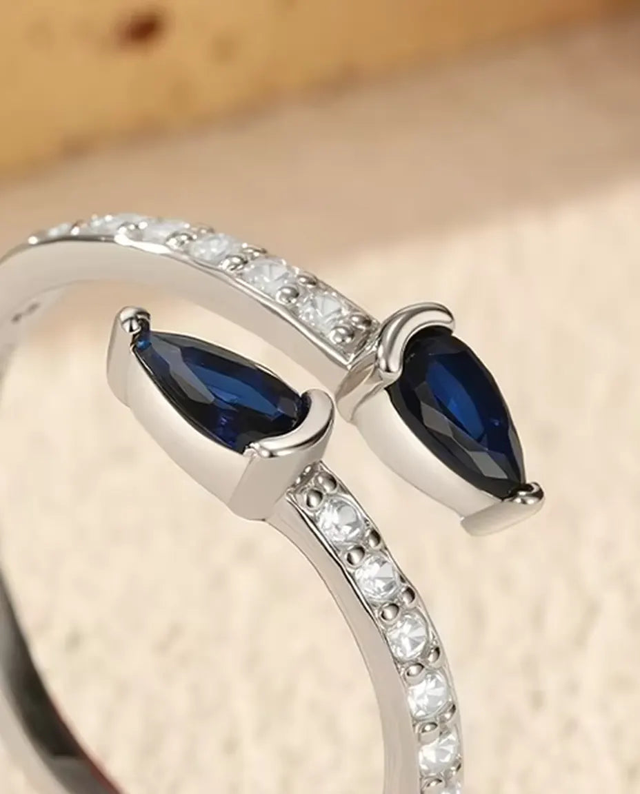 Öppen Ring med Blå Droppar - två stenar i droppslipning på öppen pavéskena, 925 silver, justerbar