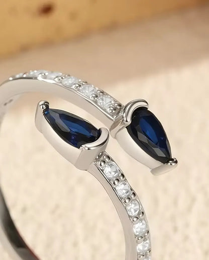 Öppen Ring med Blå Droppar - två stenar i droppslipning på öppen pavéskena, 925 silver, justerbar