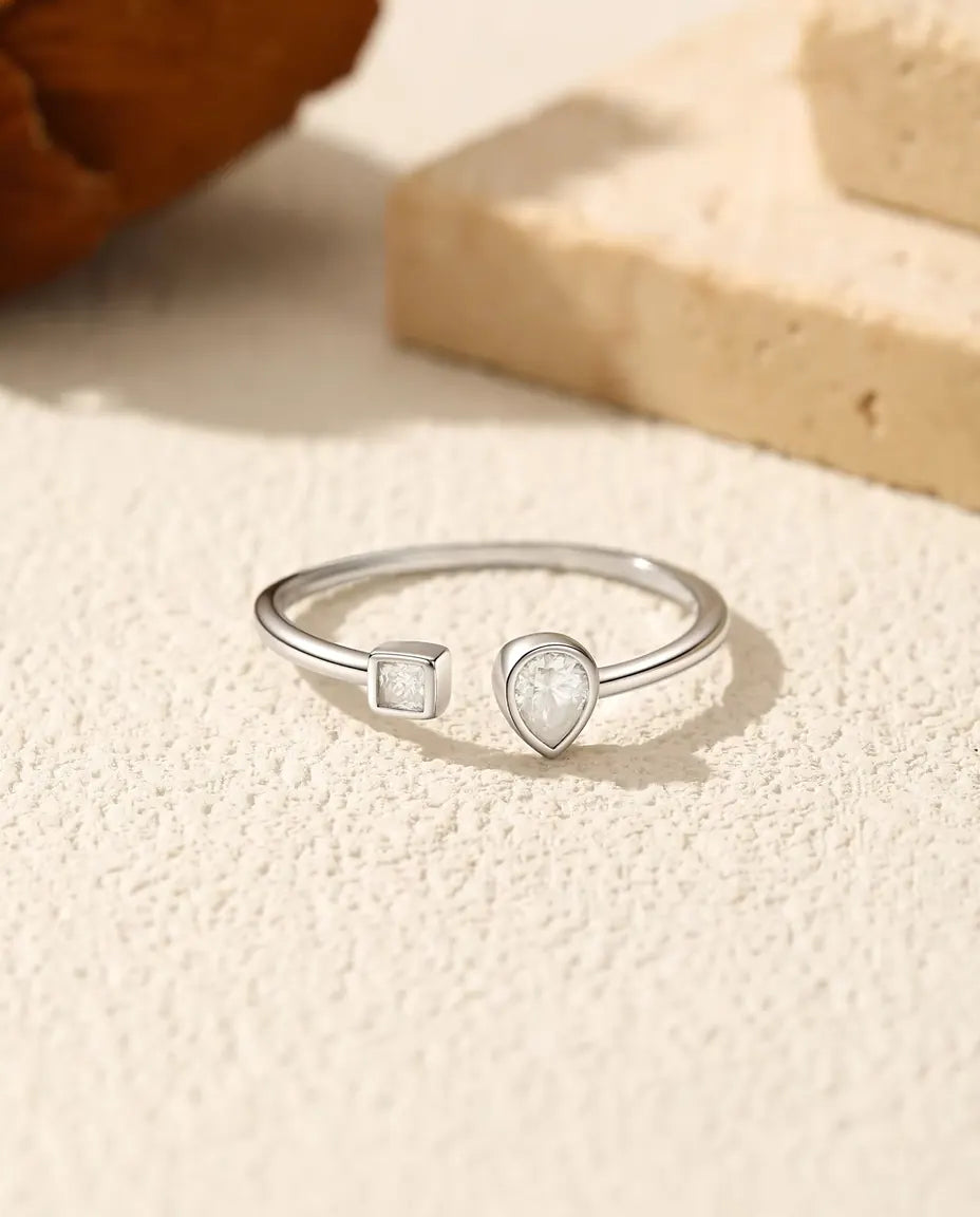 Öppen ring med moissanit - droppe på 0,30 ct och kvadrat på 0,08 ct i färg D / VVS1, 925 silver, justerbar