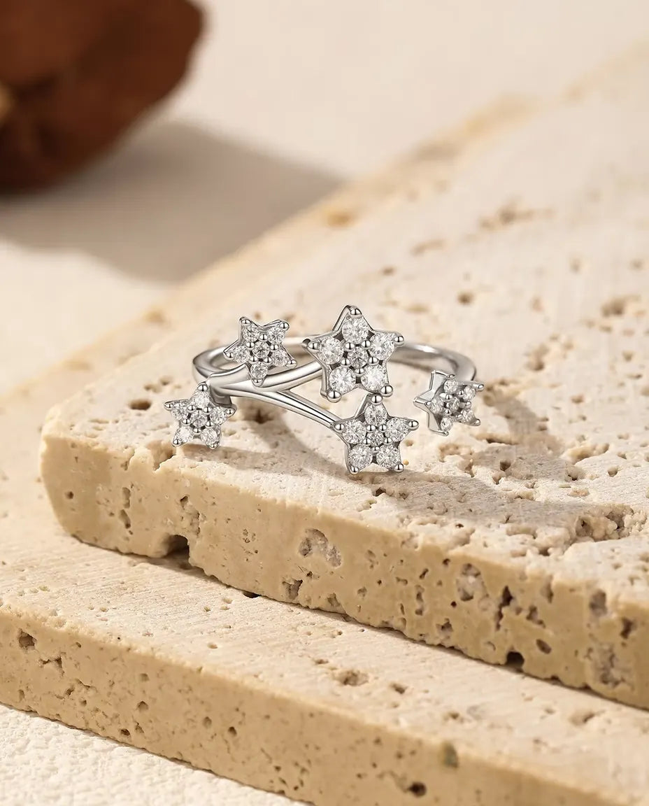 Öppen Moissanite Ring med Stjärnor i 925 Sterlingsilver - på kanten av en travertinplatta