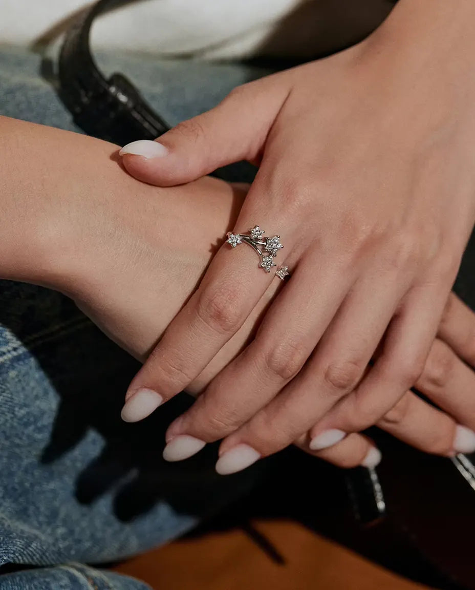 Öppen Moissanite Ring med Stjärnor i 925 Sterlingsilver - buren på en modells hand som vilar mot jeanstyg