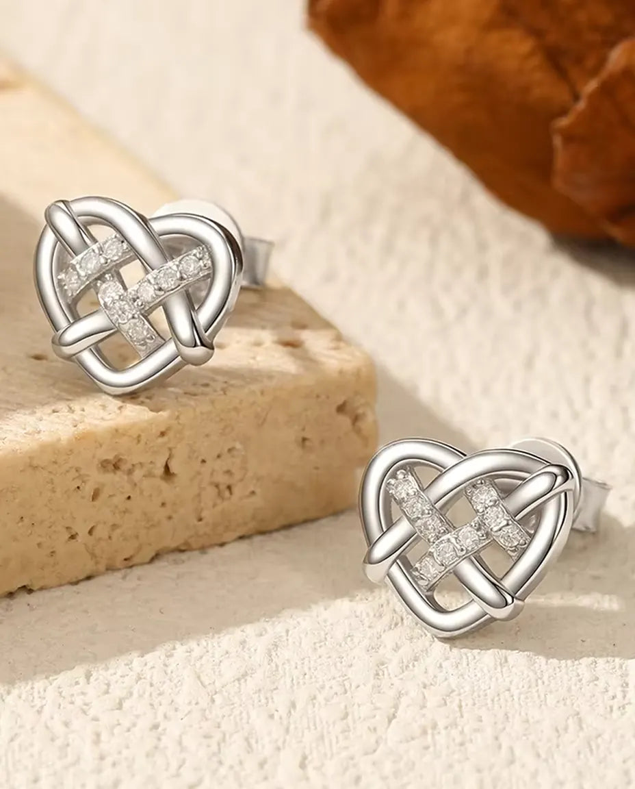Örhängen Keltisk Knut Hjärta – 18 moissaniter färg D, i 925 äkta sterlingsilver, 9 x 10 mm per örhänge