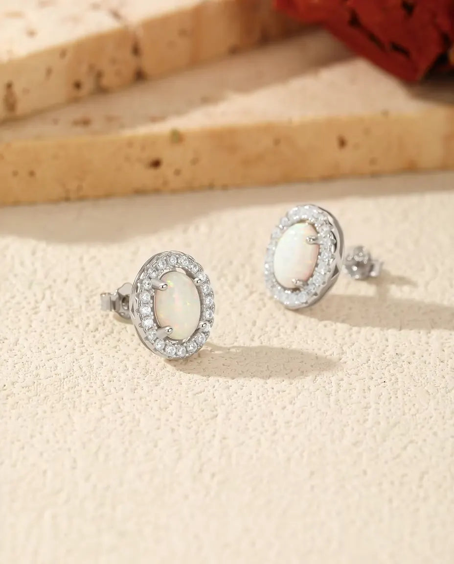 Opal Örhängen i 925 Sterlingsilver – Oval Vit Labbodlad Opal 5 x 7 mm med Halo av Zirkonia, Fyra Klor, Stiftörhängen Present till Henne