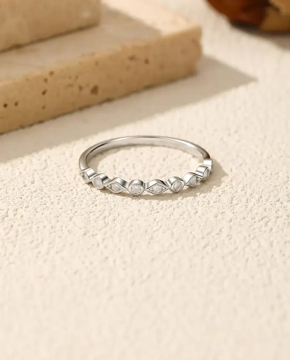 Alliansring med moissanit - 925 sterlingsilver, 9 stenar omväxlande runda och navette, smal att stapla