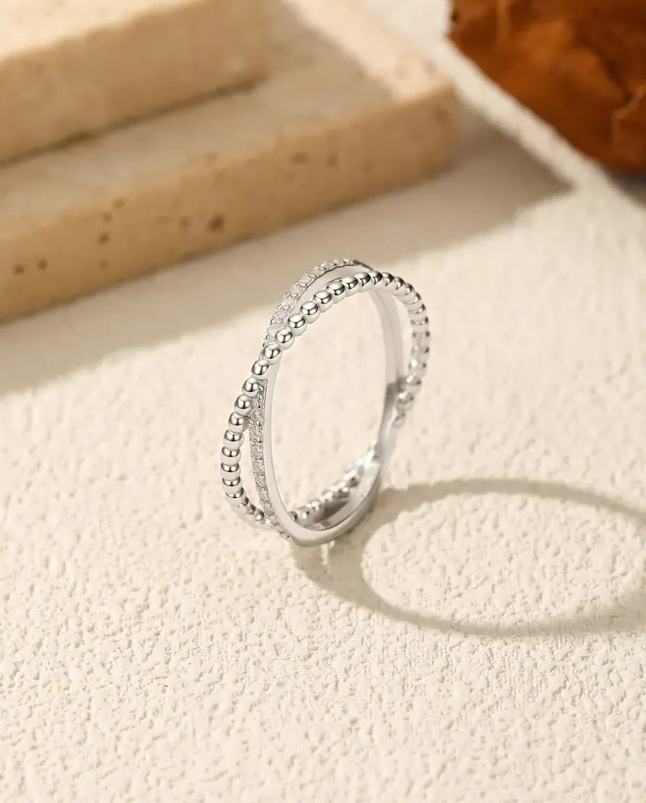 Korsad ring med moissanit - 925 sterlingsilver, kulskena korsar en pavéskena, smal att stapla