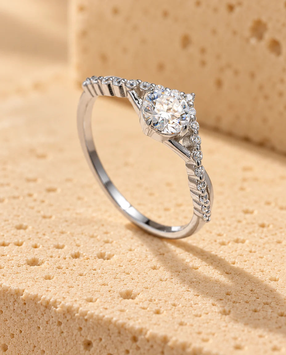 Moissanite Ring - visad på ett travertinblock