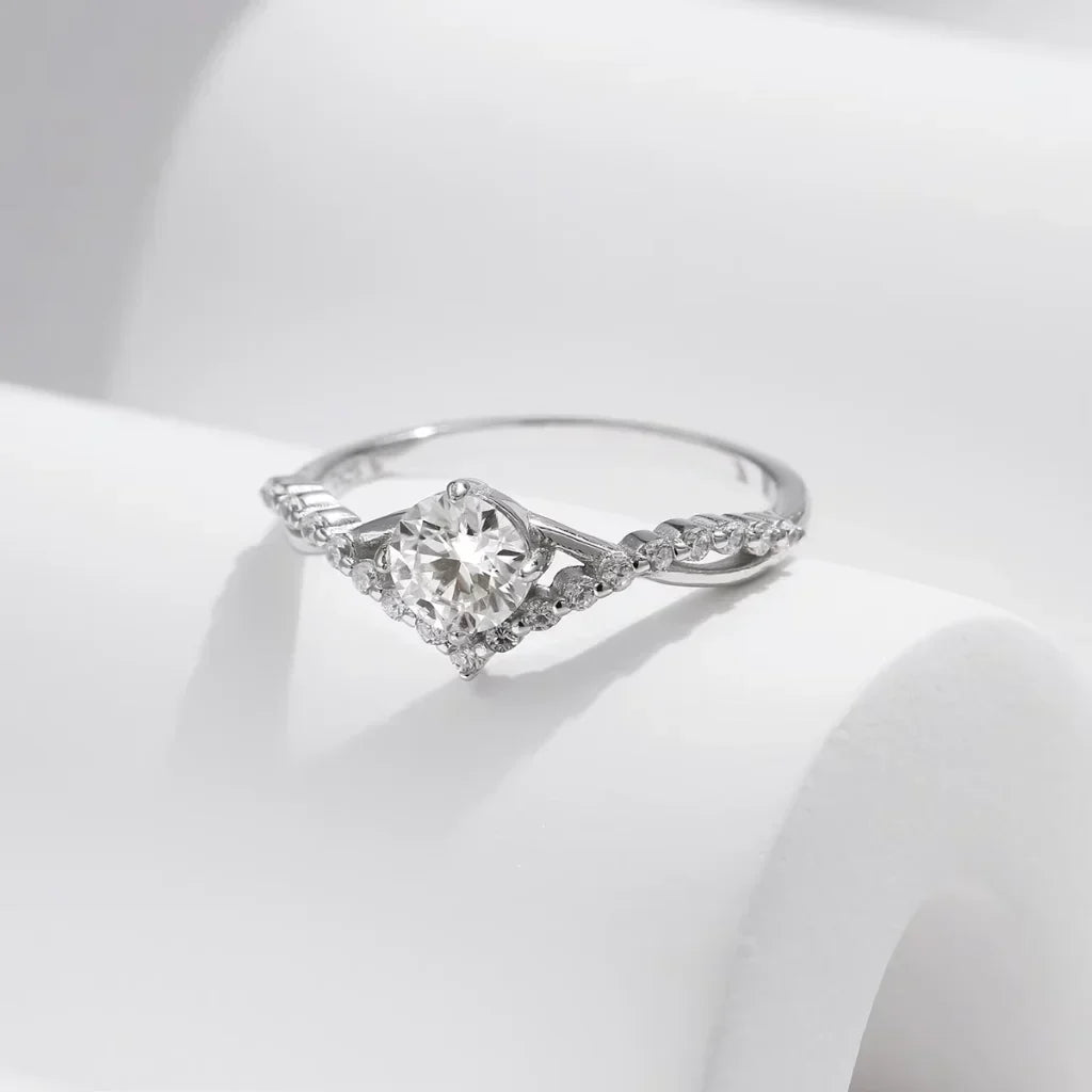 Moissanite Ring – 0,50 ct med Accentstenar i 925 Sterling Silver, Förlovningsring och Löftesring