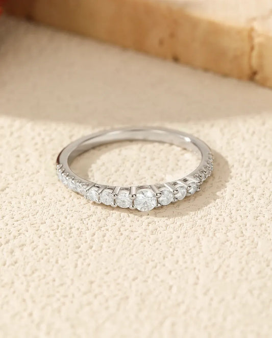 Moissanite Alliansring – 19 Graderade Runda Stenar i Färg D, Stapelbar Ring i 925 Sterling Silver