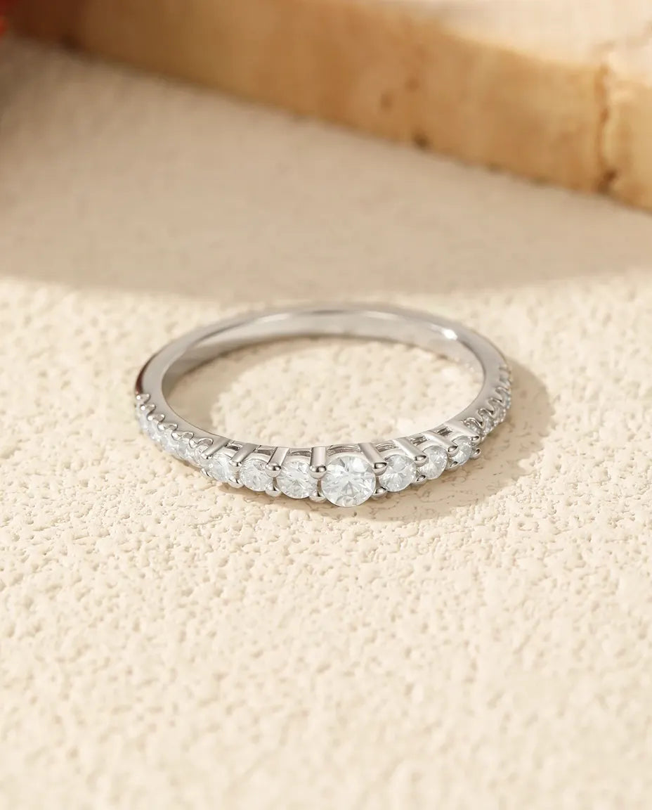 Moissanite Alliansring – 19 Graderade Runda Stenar i Färg D, Stapelbar Ring i 925 Sterling Silver