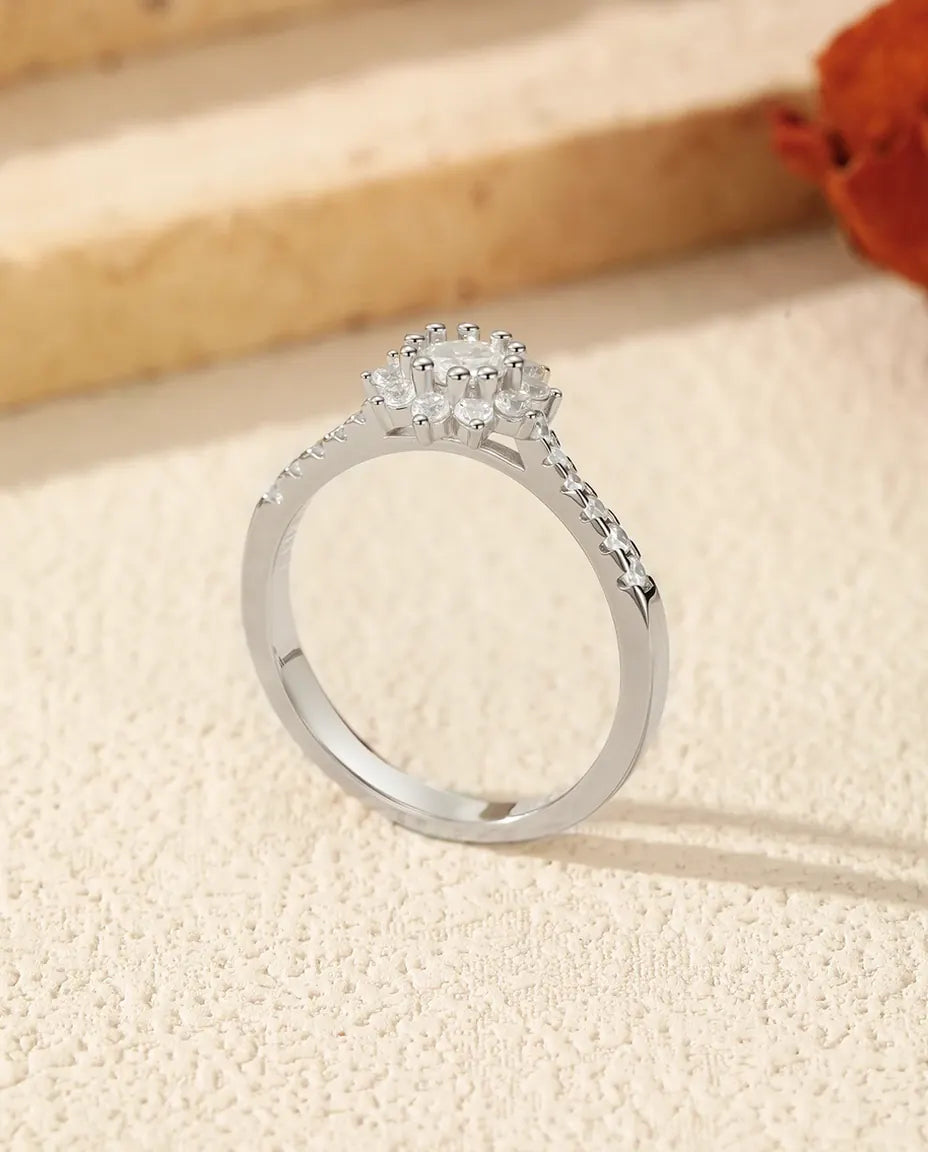 Moissanite Ring Blomhalo 0,3 ct – Vintageinspirerat Solmotiv i 925 Sterling Silver