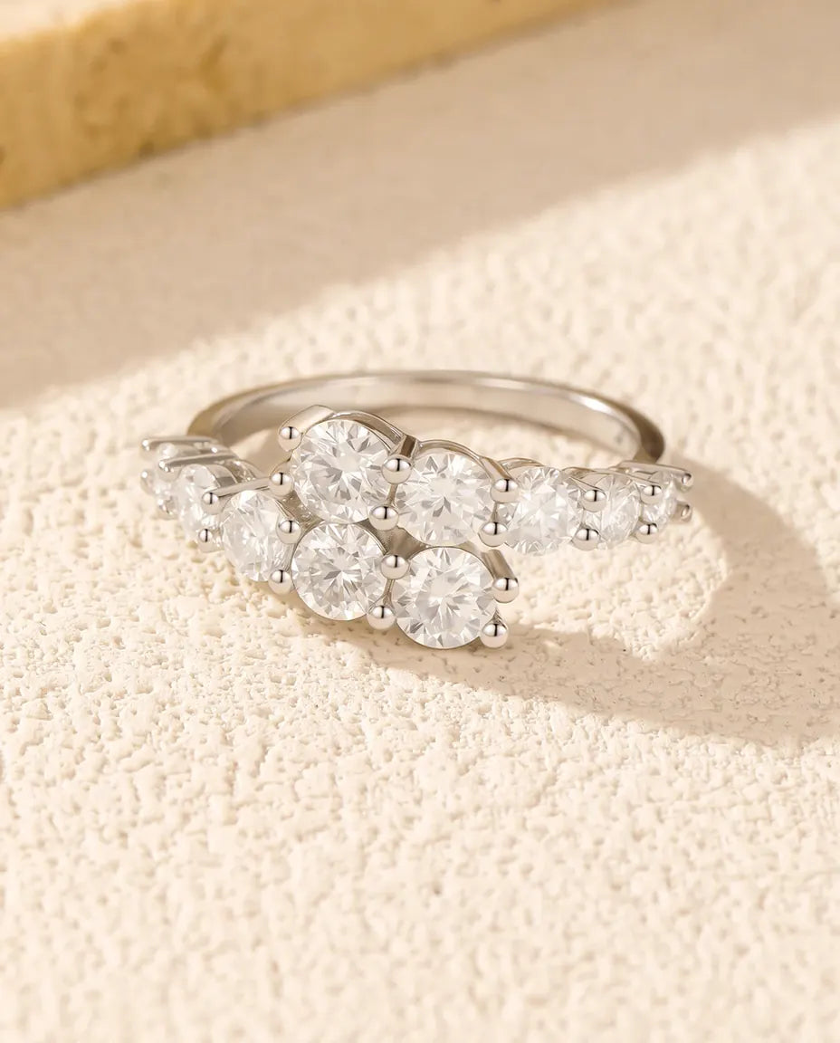Moissanite Ring – Graderad Pavé i 925 Sterling Silver, Tunn Stapelbar Alliansring