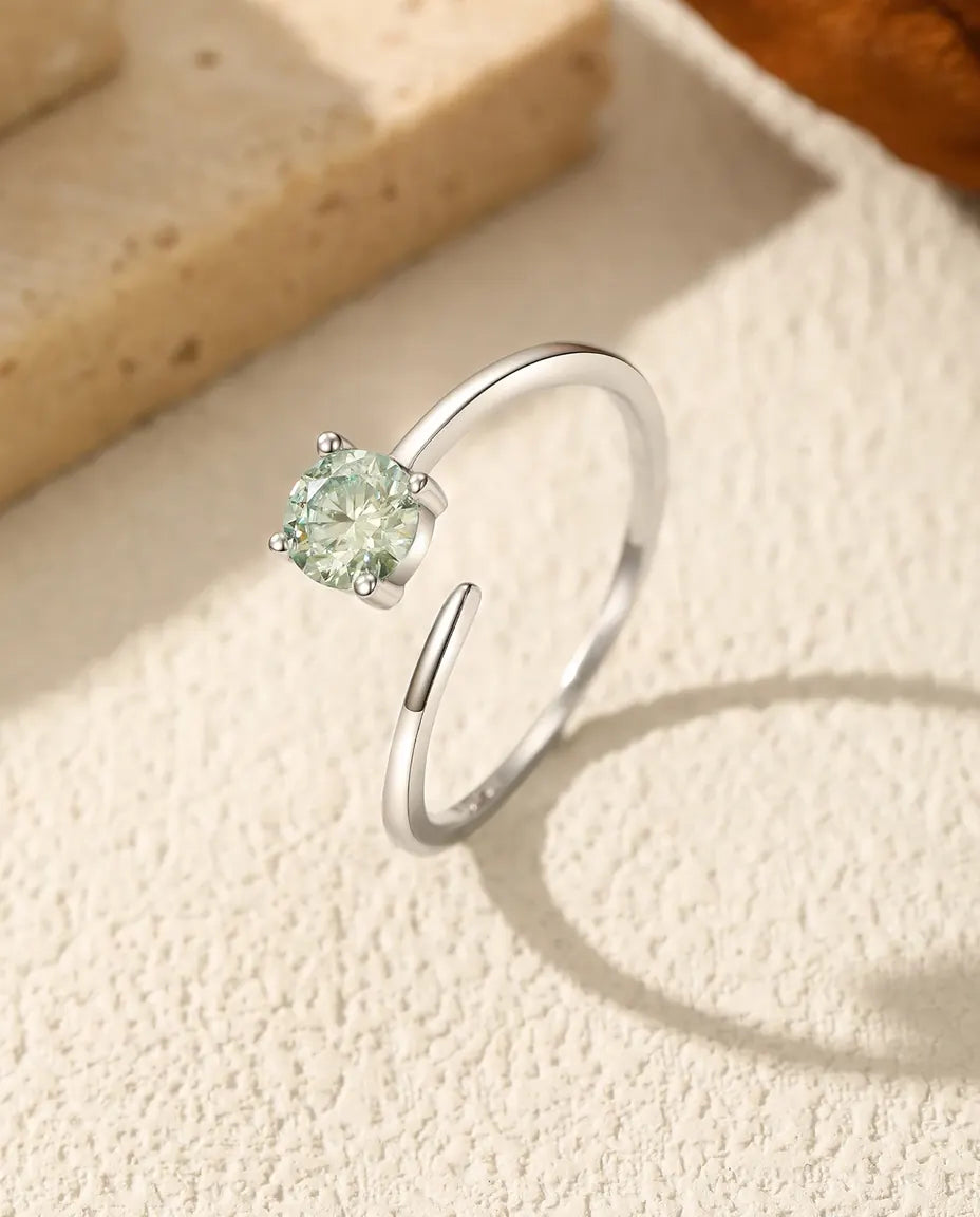 Grön Moissanite Ring – 0,5 ct Rund Solitär på Öppen Justerbar Skena, 925 Sterling Silver, Gåva till Henne