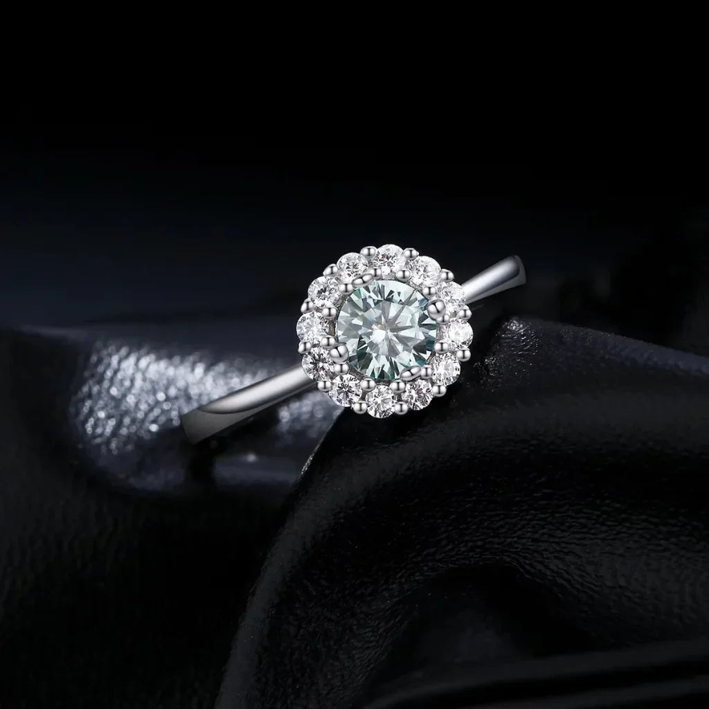 Moissanite Ring – Blågrön Sten 0,50 ct med Halo i 925 Sterling Silver, Färgstark Förlovningsring