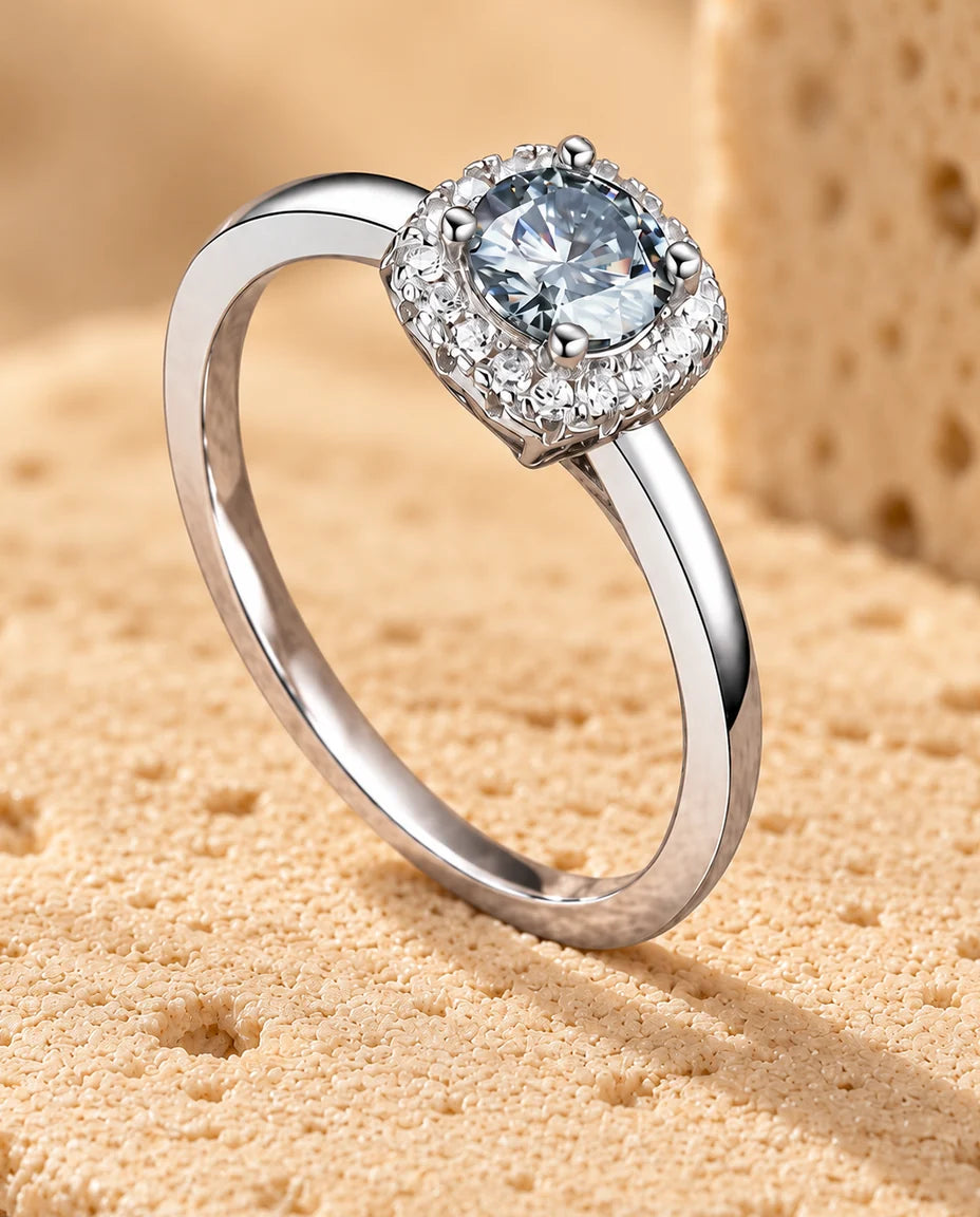 Moissanite Ring Kuddhalo 0 - visad på ett travertinblock