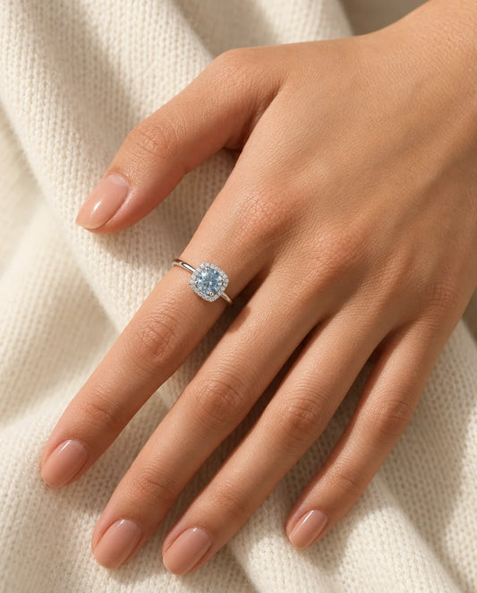 Moissanite Ring Havsblå 1 ct Halo - buren på handen