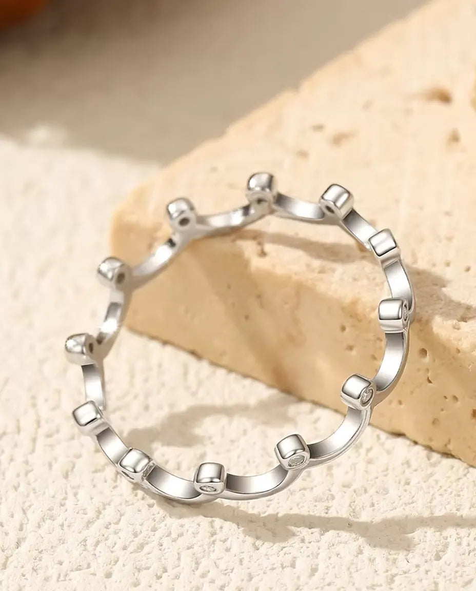 Moissanitring i kronform – tolv stenar i kantinfattning på 3,2 mm skena, 925 silver, storlek 5-9