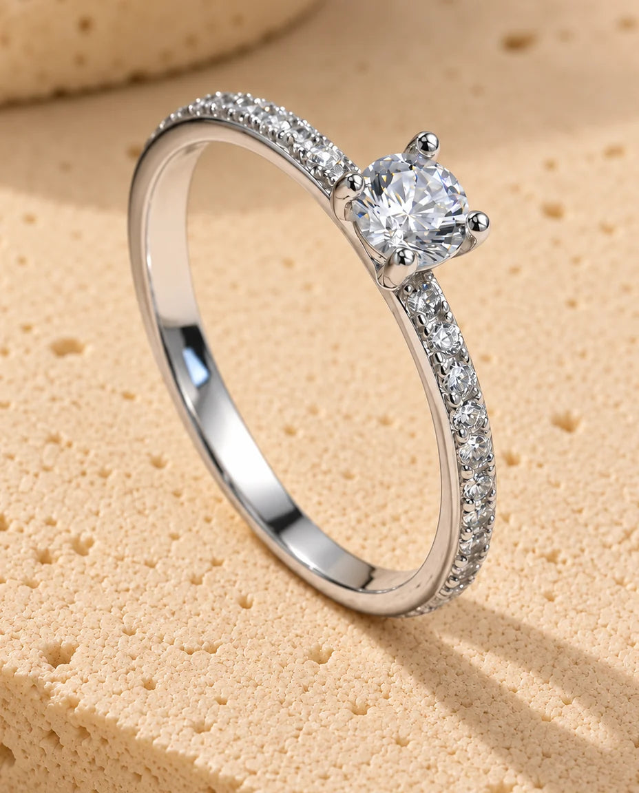 Moissanite Ring - visad på ett travertinblock