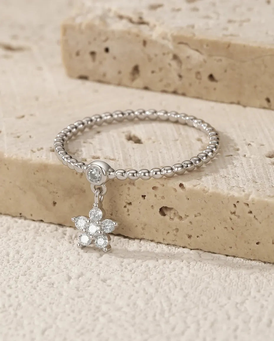 Moissanite Ring – Prästkrage med Hängande Sten på Pärlad Skena i 925 Sterling Silver