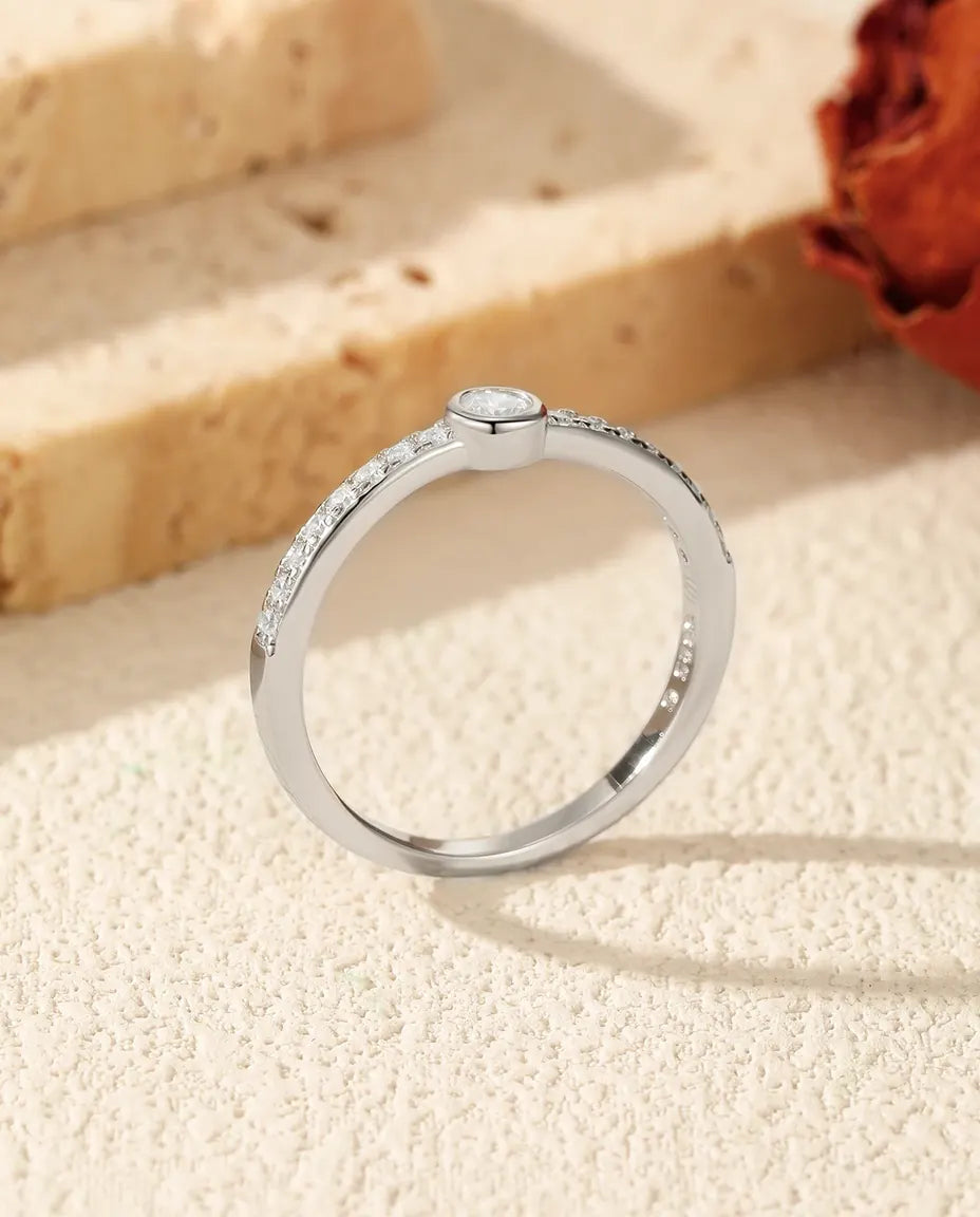 Moissanite Ring – Solitär 0,1 ct i Slät Infattning på Tunn Skena i 925 Sterling Silver