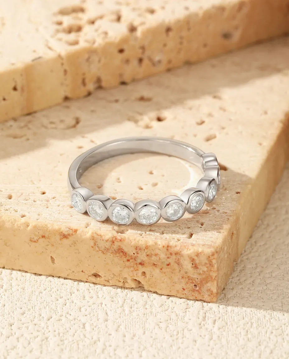 Moissanite Ring – 9 Stenar i Slät Infattning på Bubbelskena i 925 Sterling Silver, Stapelbar