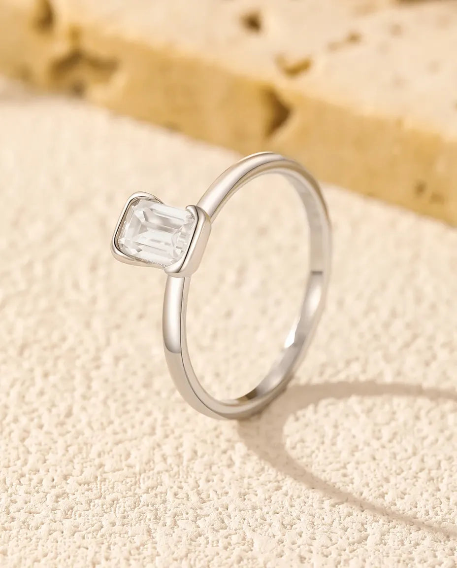 Moissanite Ring – Smaragdslipad Solitär 0,8 ct i D-Färg VVS på Tunn Skena i 925 Sterling Silver