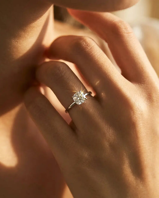 Moissanite Ring – Kuddslipad Solitär 1 ct på Tunn Skena i 925 Sterling Silver, Minimalistisk Förlovningsring