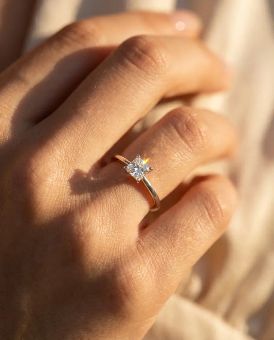 Moissanite Ring – Prinsesslipad Solitär 0,35 ct på Tunn Skena i 925 Sterling Silver, Löftesring