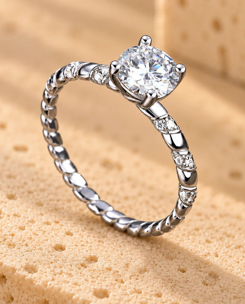 Moissanite Ring - visad på ett travertinblock