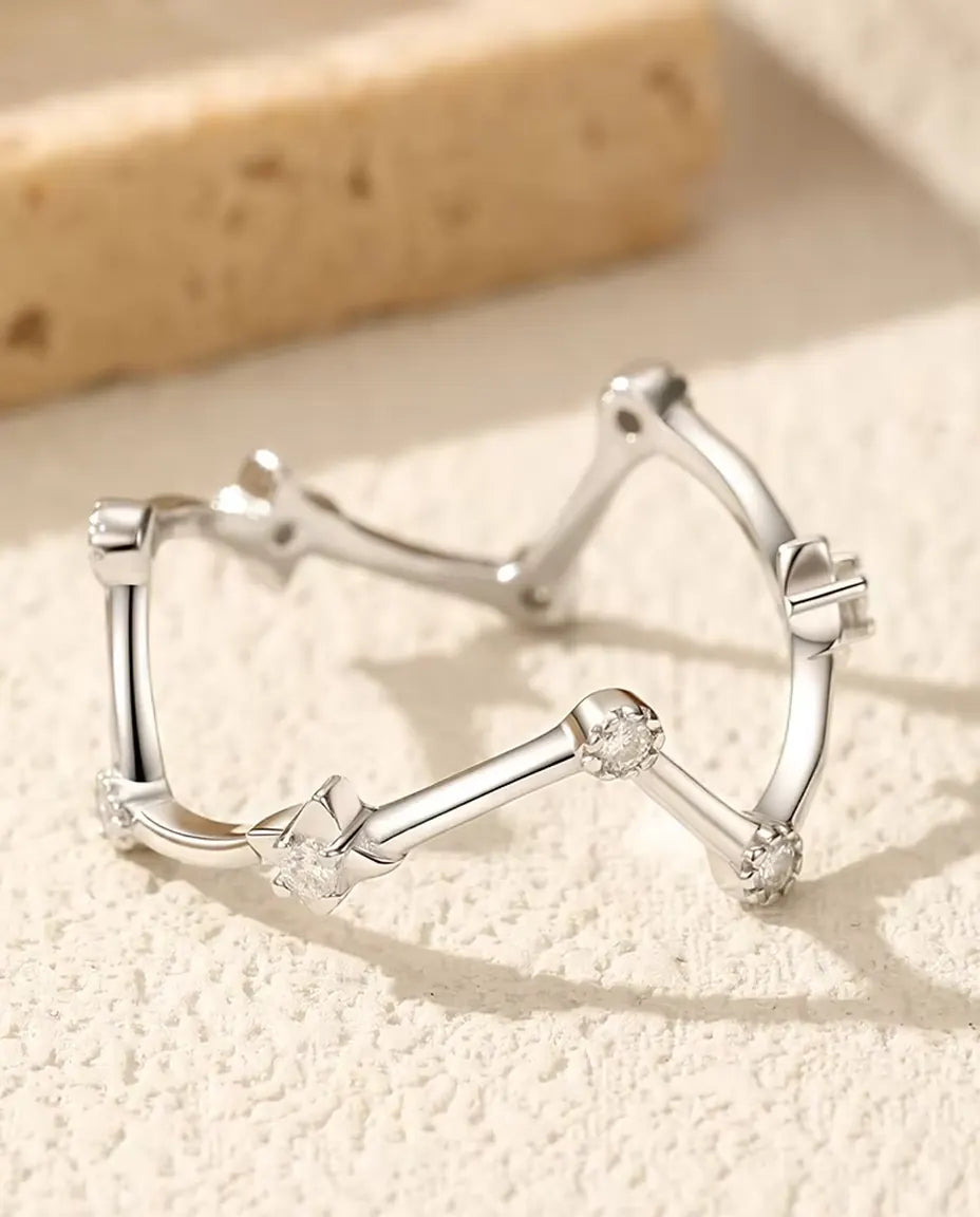 Moissanitring som stjärnbild – nio stenar i färg D på 1,1 mm skena, 925 silver, storlek 5-9