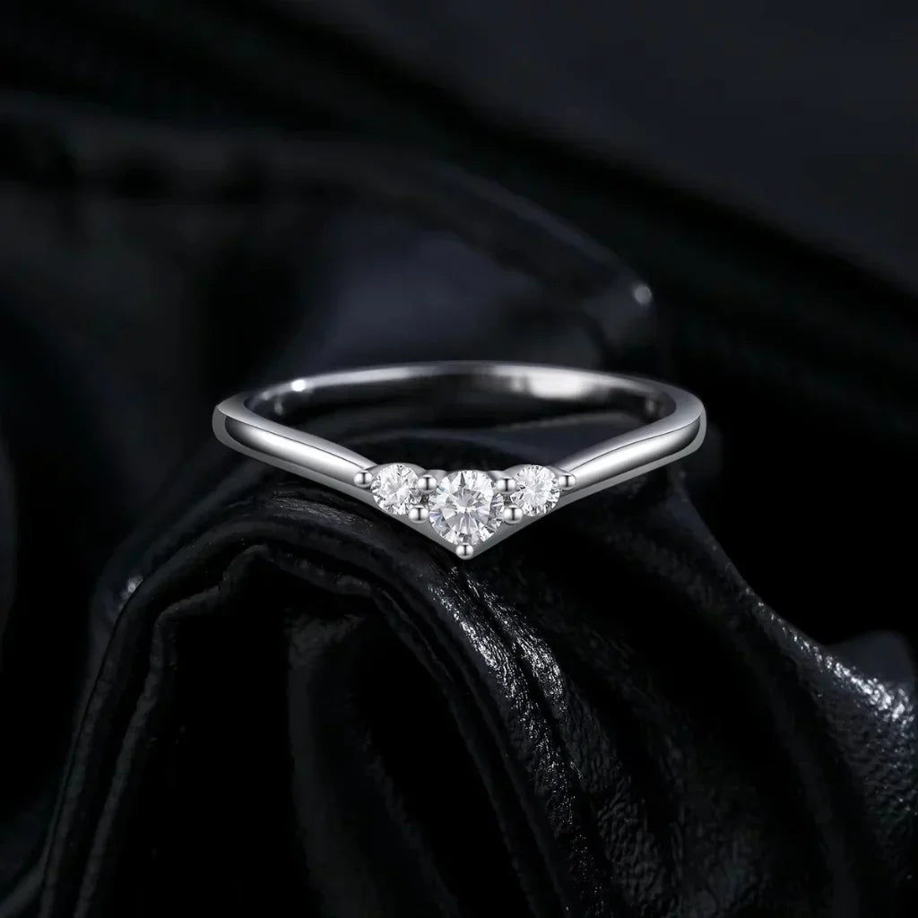 Moissanite Ring – Förlovningsring med Tre Stenar, Tunn Skena i 925 Sterling Silver